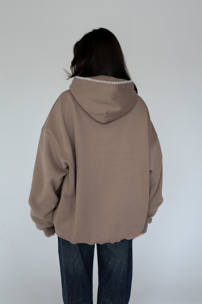 LABEL HOODIE IN "TAUPE"